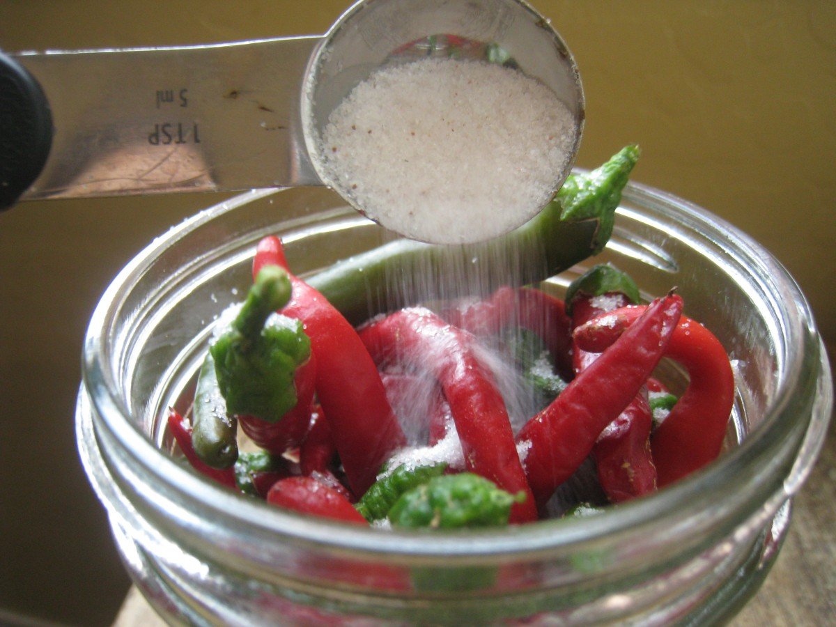 A Recipe for Homemade, Homegrown Cayenne Pepper Hot Sauce 