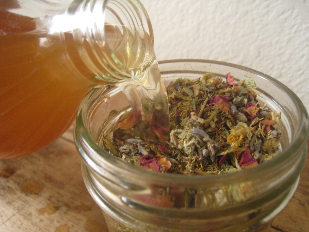 How to Make Your Own Herbal Astringent for the Face