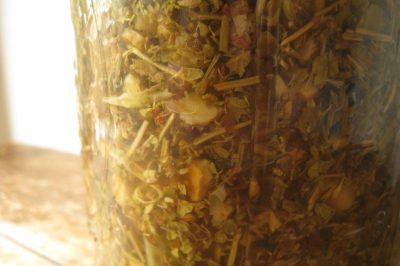 How to Make Your Own Herbal Astringent for the Face 1