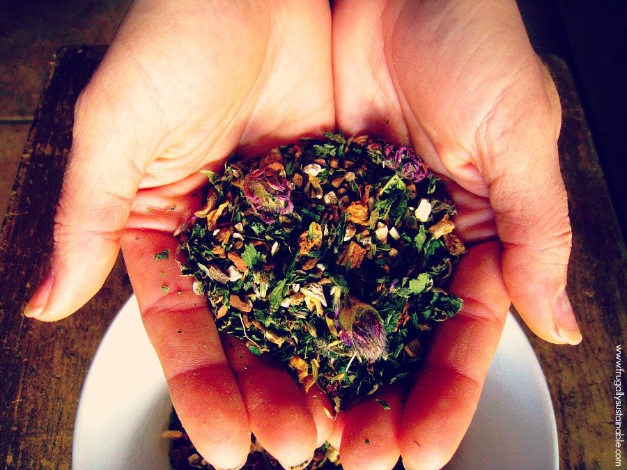Green Gypsy Cleansing Tea :: Make Your Own Herbal Tea To Support the Body During Detox + Juicing + Stress